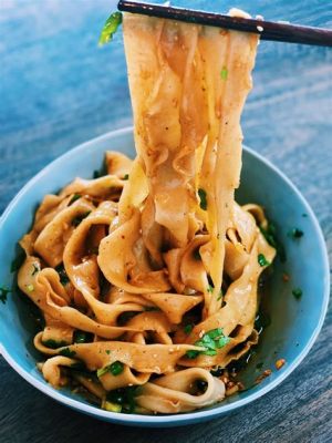  Hand-Pulled Noodles Tossed With Spicy Chili Oil: A Symphony of Texture and Fiery Flavor!