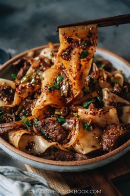  Hand-Pulled Noodles with Spicy Cumin Sauce: Can Savory Umami Depth and Fiery Chili Accents Dance Harmoniously on Your Palate?