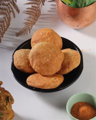  Khasta Kachori: A Symphony of Crispy Flakes and Savory Spice Blends!