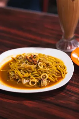  Mie Aceh? A Symphony of Spicy Umami and Fragrant Coconut Milk That Will Transport Your Taste Buds to Paradise! 