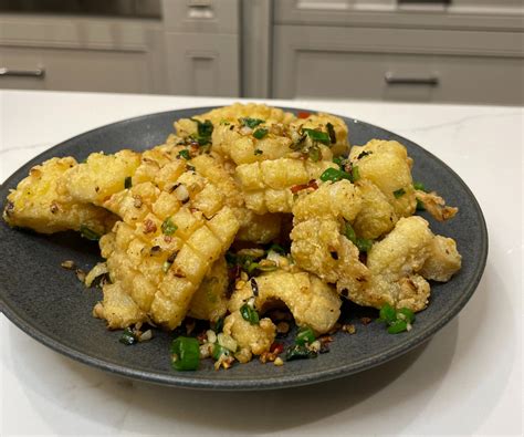  Rizhao Stir-Fried Cuttlefish with Chili Peppers: A Fiery Fusion of Ocean Freshness and Sizzling Spice!