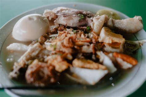  Soto Banjar! A Flavorful Symphony of Aromatic Broth and Tender Meat 