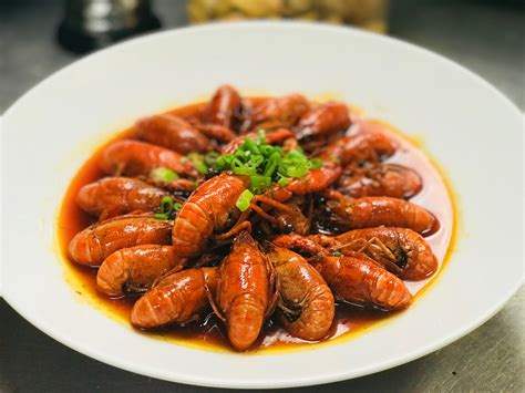  Spicy Crayfish in Chili Oil – A Symphony of Flavors Exploding with Savory Umami and Fiery Heat?